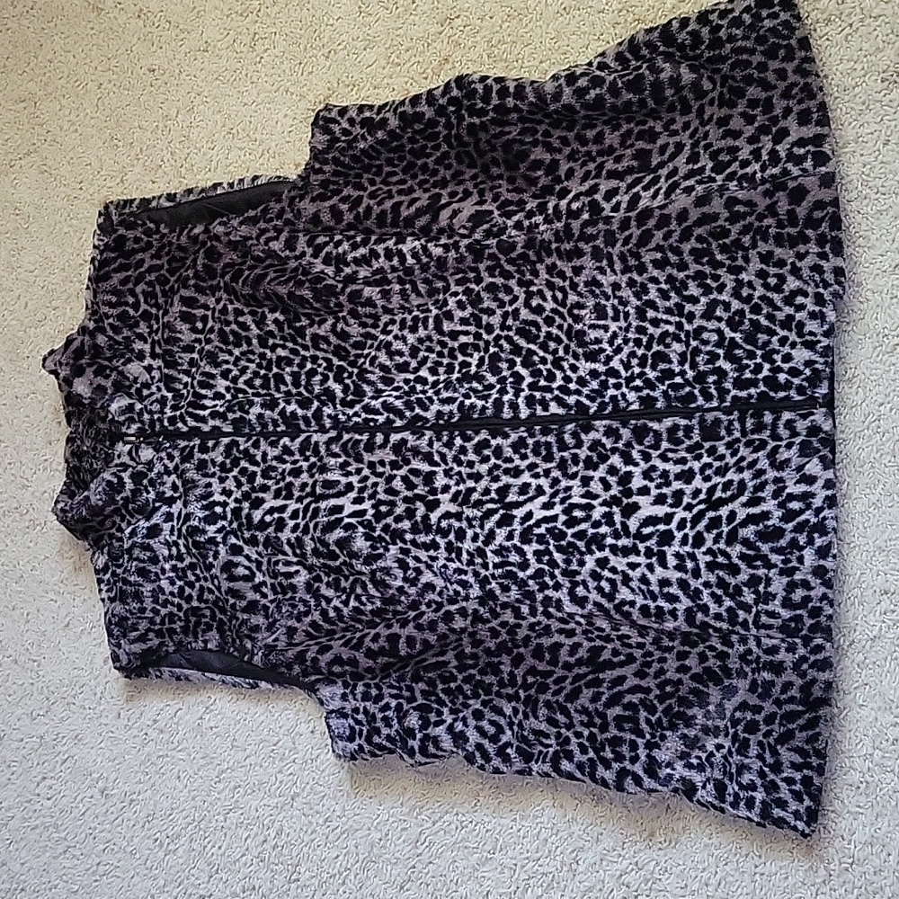 JM Collection Leopard Vest Size L